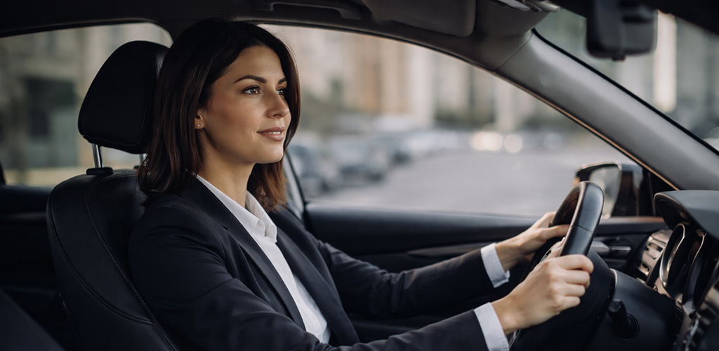 Femme chauffeur VTC conduisant un véhicule moderne dans un environnement urbain